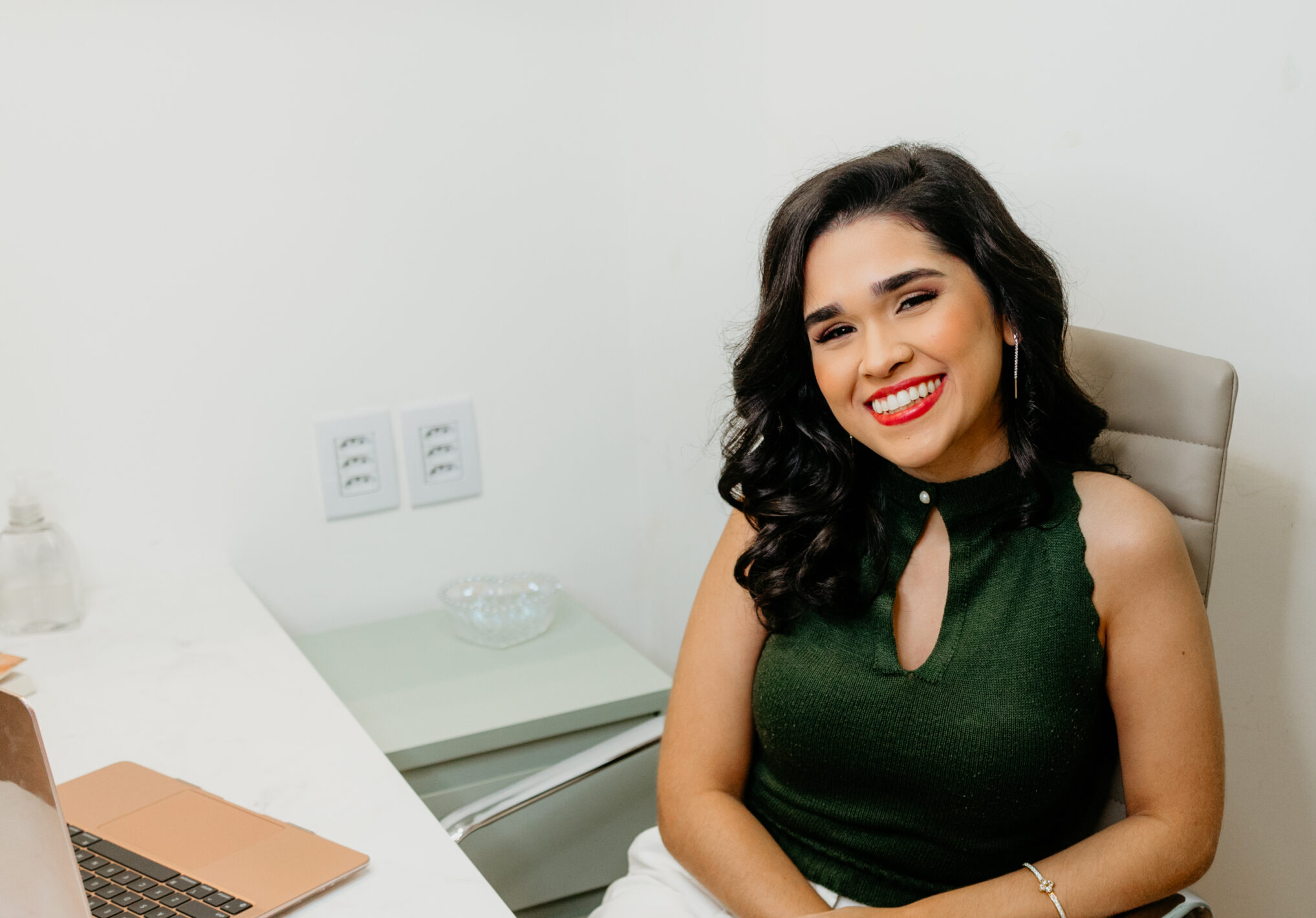 Ana Lia Nocrato em seu ambiente de trabalho